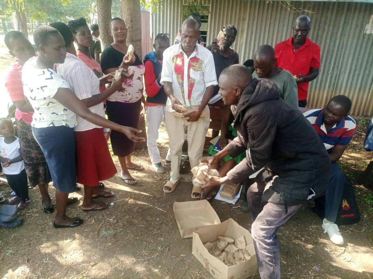 cookswelljikos's tweet photo. Need a big box of indigenous dryland tree seeds to hand out at your next event for everyone to go home a grow? 🌱🌱🌳🌳
Talk to us at seedballskenya@gmail.com
#greeningKenya #directseeding #treeseeds #seedballs #biochar https://t.co/R13OgpuYTI