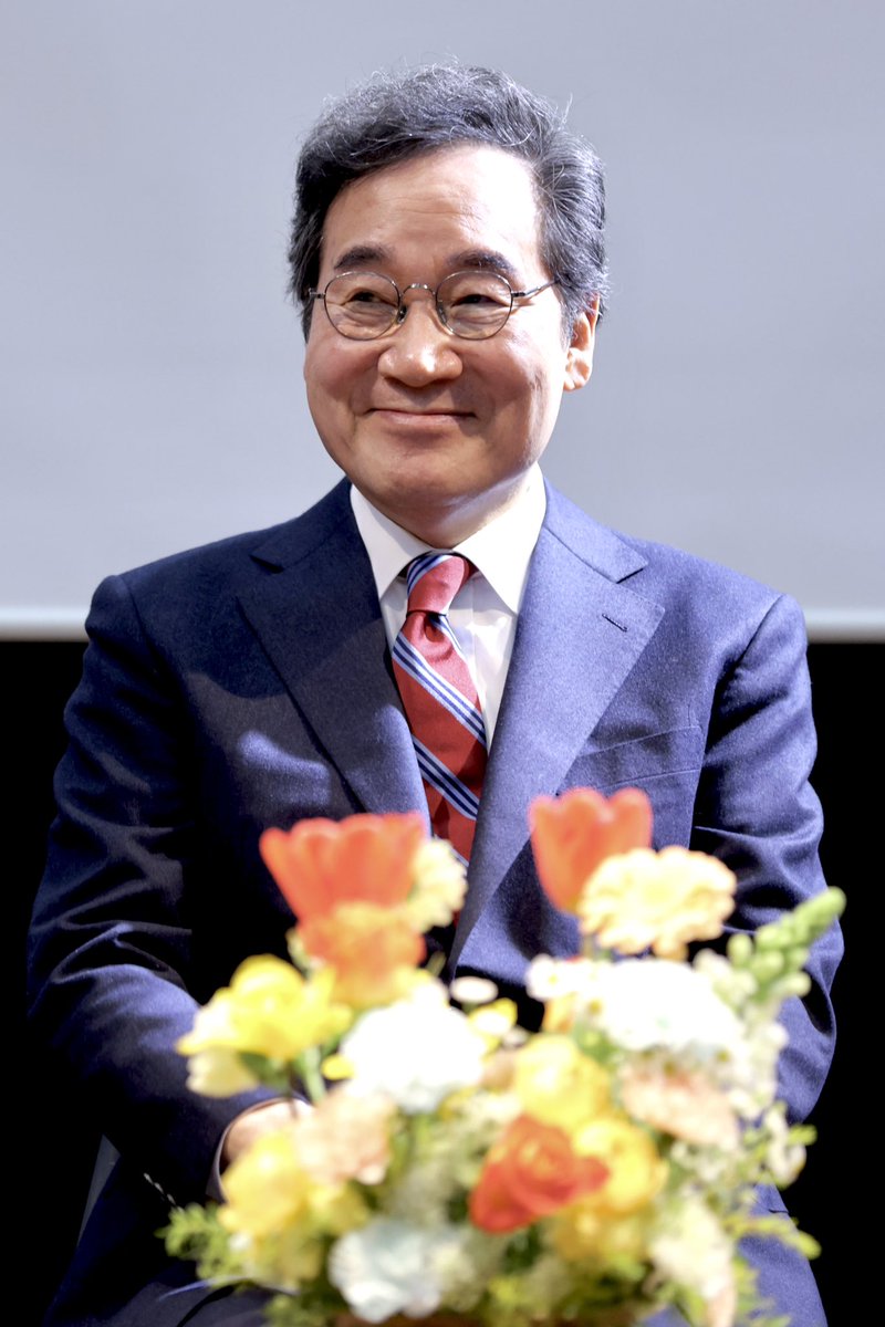 오늘 15일 경북 상주에서 '박정희 김대중을 넘어 제7공화국으로'라는 제목으로 강연하고 질문에 답변드렸습니다.

이번 같은 국가위기를 반복하지 않고 새로운 희망의 제7공화국으로 가기 위해 '윤석열 이재명 정치의 동반청산'과 함께 다음 세 가지를 호소드렸습니다.

첫째, 대통령권력을 책임총리