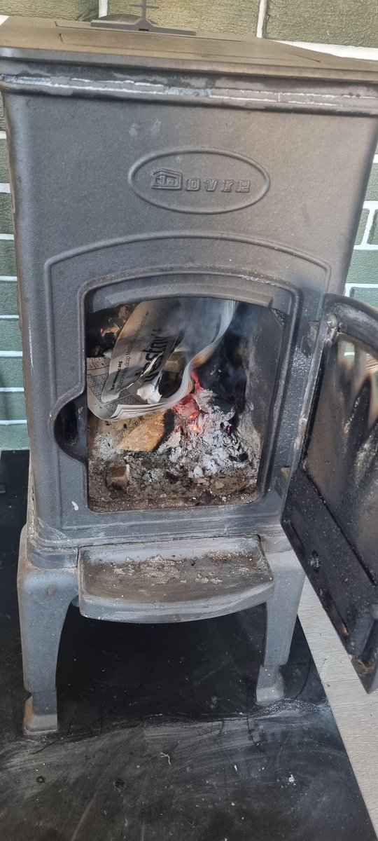 Fyrer i peisen. Fryser ikkje engang. Bare syns det er jævla lættis å slippe CO2 ut i atmosfæren🔥🔥