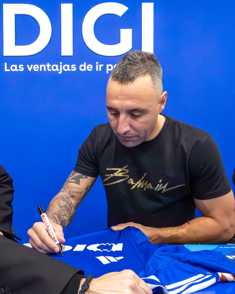 🙋🏻‍♂️ <a href="/digimobil_es/">DIGI España</a> sortea 100 camisetas de nuestra primera equipación entre los que contraten cualquier tarifa de Fibra de DIGI 🔝

🎁 Con motivo de la inauguración de su 𝐃𝐈𝐆𝐈 𝐒𝐭𝐨𝐫𝐞 en Oviedo sorteamos dos camisetas firmadas por <a href="/19SCazorla/">Santi Cazorla</a> y Anina 💙

📲 Déjanos tu me
