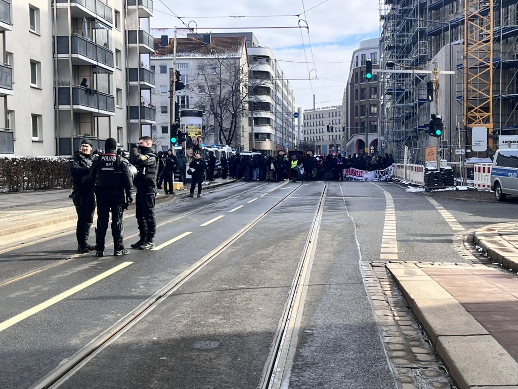 Blockade Schweriner Straße ist jetzt offiziell Versammlung bis 18uhr Bleibt Stabil #DD1502 #dresdenwiedersetzen #nazisRaus
