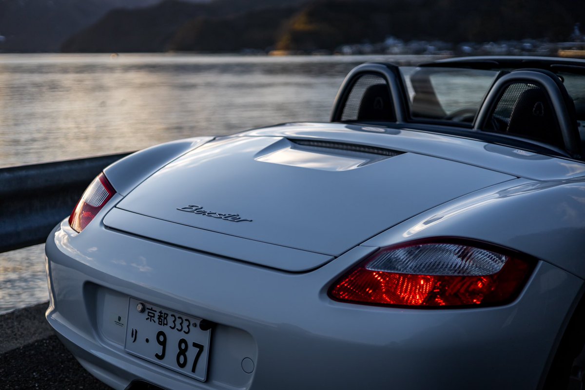 porsche_whiters's tweet photo. 987は程よいサイズ感で運転しやすそう!みたいな話をちょこちょこ頂きますが、普通に大きいです。
横幅は1800mmで996の1765mmより大きく、狭い駐車場だとそれなりに気を遣います。
私もボクスター小さいし!って気持ちで納車したら、あれ?でかくね?ってなりましたので…
#987boxster https://t.co/ie6cKY6yjh