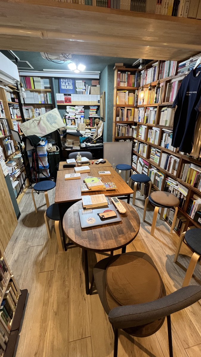Sphingobiumm's tweet photo. 双子のライオン堂 読書会『トコトンやさしい紙と印刷の本』、本の製作や関連書籍の話題たくさんで楽しく無事に終わりました！ https://t.co/TQiqrhEIpb
