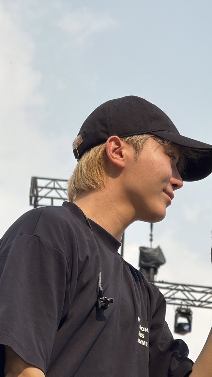I LOVE UNWHITEWASHED SEUNGKWAN AND ALSO LOOK AT THAT SKIN SOOO SMOOTH AND PLUMP OMG