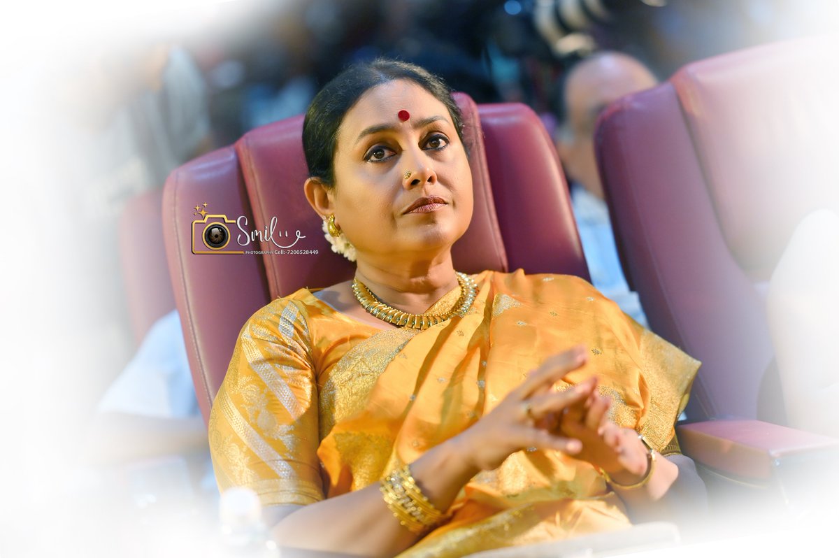 Smileymediaoff's tweet photo. Candids, laughter, and a whole lot of memories at the #NEEKAudioLaunch ! 😍 📷
@saranyaponvanan amma.. #saranyaponvanan
Directorial :
@dhanushkraja
musical :
@gvprakash
@wunderbarfilms
@theSreyas
#NEEKFromFeb21 #NilavukkuEnmelEnnadiKobam #Dhanush https://t.co/fnY9ksSObR