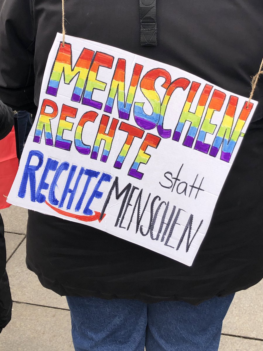 TobiasBringmann's tweet image. &quot;Wähl Liebe&quot; - Hass ist keine Meinung.
Es ist&quot;5 vor 12&quot;: Demo für Erhalt der #Brandmauer (&quot;Unsere #Vieltfalt ist stärker als Euer Hass!&quot;) von @stuttgartpride ruft dazu auf, demokratisch zu wählen.