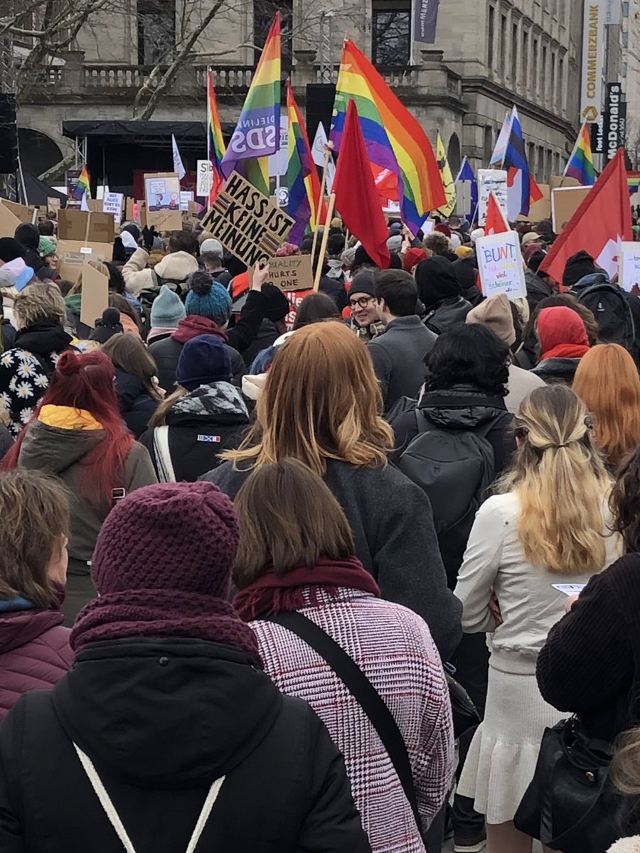 TobiasBringmann's tweet image. &quot;Wähl Liebe&quot; - Hass ist keine Meinung.
Es ist&quot;5 vor 12&quot;: Demo für Erhalt der #Brandmauer (&quot;Unsere #Vieltfalt ist stärker als Euer Hass!&quot;) von @stuttgartpride ruft dazu auf, demokratisch zu wählen.