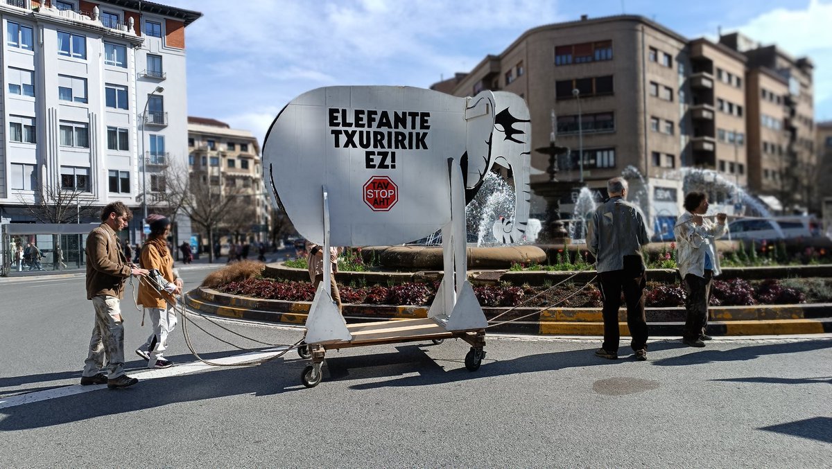 AhotsaInfo's tweet photo. AHTaren lanetan bizi den esplotazioa salatzen ari dira manifestazioak zehar.
#AHTrikEZ #NOalTAV https://t.co/0Z2w49Ii86