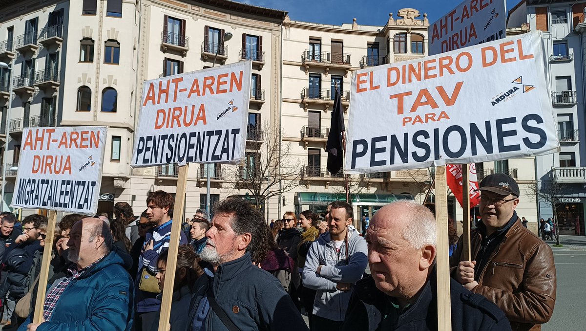 AhotsaInfo's tweet photo. AHTaren lanetan bizi den esplotazioa salatzen ari dira manifestazioak zehar.
#AHTrikEZ #NOalTAV https://t.co/0Z2w49Ii86