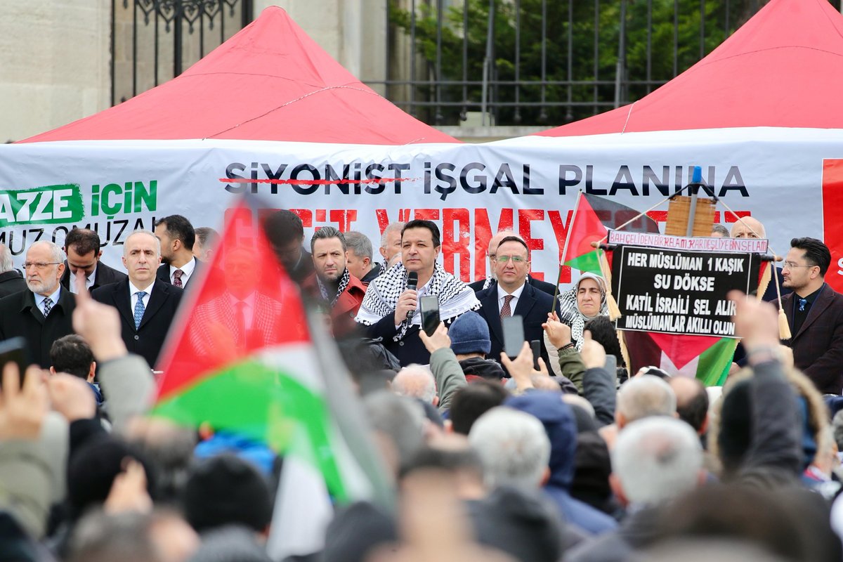 ArikanOfis's tweet photo. İşte meydan,
İşte Gazze için atan yürekler,
İşte Filistin sevdalıları...

Bugün Trump'ın küstah tehditlerine ve katil Netanyahu'nun işgal planlarına karşı "Gazze'yi teslim etmeyeceğiz!" demek için Beyazıt Meydanı'ndaydık.

Bedeli ne olursa olsun Gazze nehirden denize özgür Filistin'in toprağı, dünyadaki her mazlumun direniş davası olarak kalacaktır. 

Programımıza iştirak eden medya mensuplarına, STK'lara, siyasi parti temsilcilerine, teşkilatlarımıza ve kalbi Filistin için atan tüm vatandaşlarımıza teşekkür ediyorum.