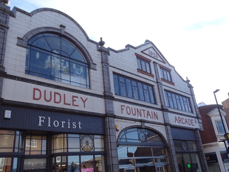 Fountain Arcade in Dudley, West Midlands is the latest entry on #anarcadesproject website. 1920s build. Fairly simple interior but lovely facades both ends. anarcadesproject.org/fountain-arcad… #dudley #shoppingarcade #fountainarcade
