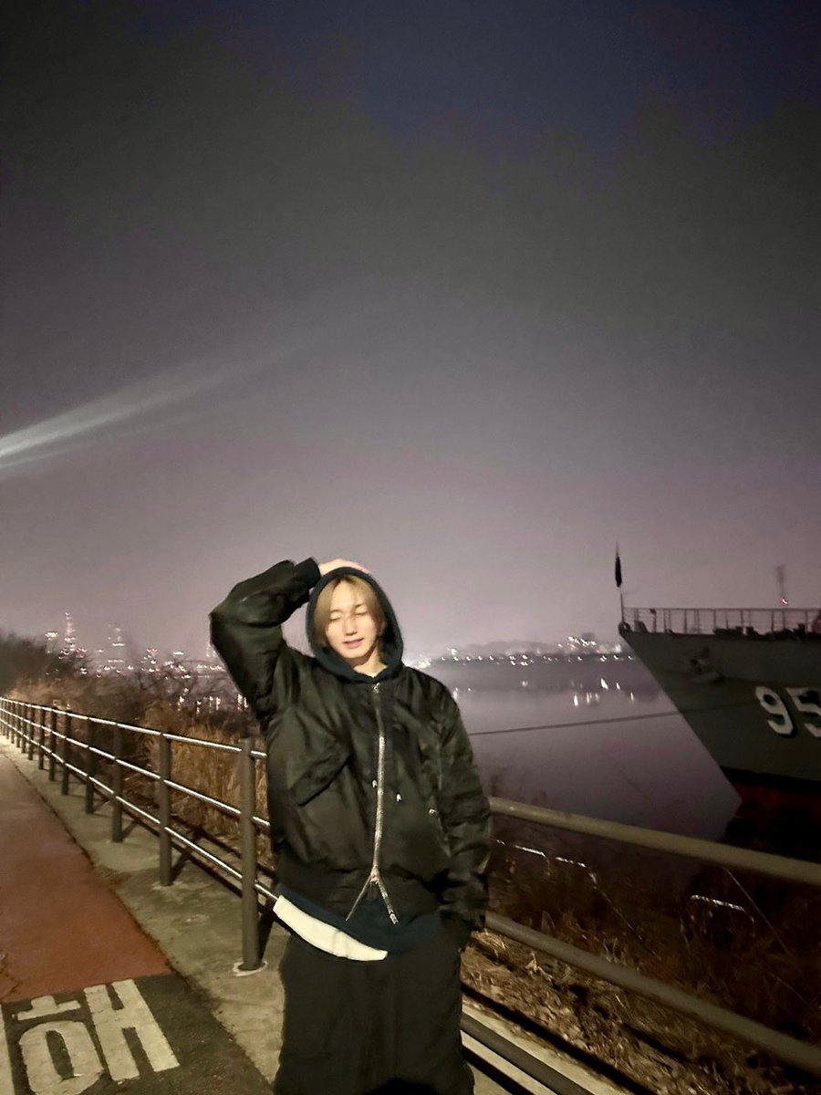 ATBO_members's tweet photo. dark night🌙 https://t.co/YRKdyisge4