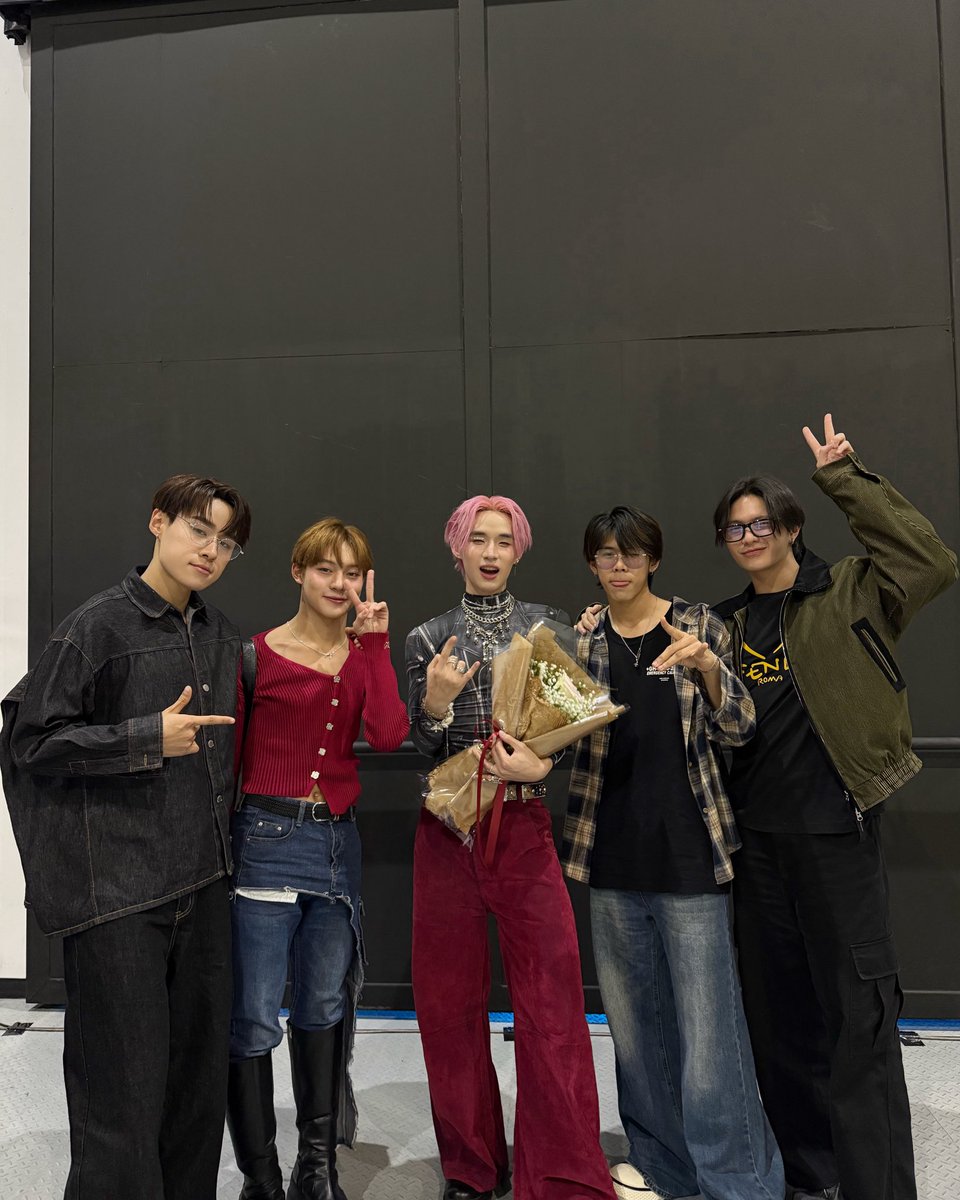 LYKNofficial's tweet photo. 🐺🐺🐺🐺🐺🩷

#SkyNaniFanconD1
#LYKN https://t.co/sU7PSRaaTo