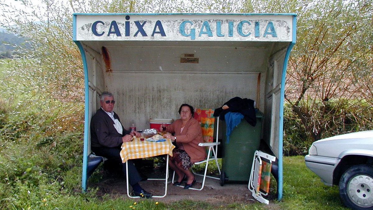 maruxinha3's tweet photo. A xestión de Feijóo en imaxes icónicas  galegas:
1. A FUSIÓN DAS CAIXAS https://t.co/XTn9aJfyEW