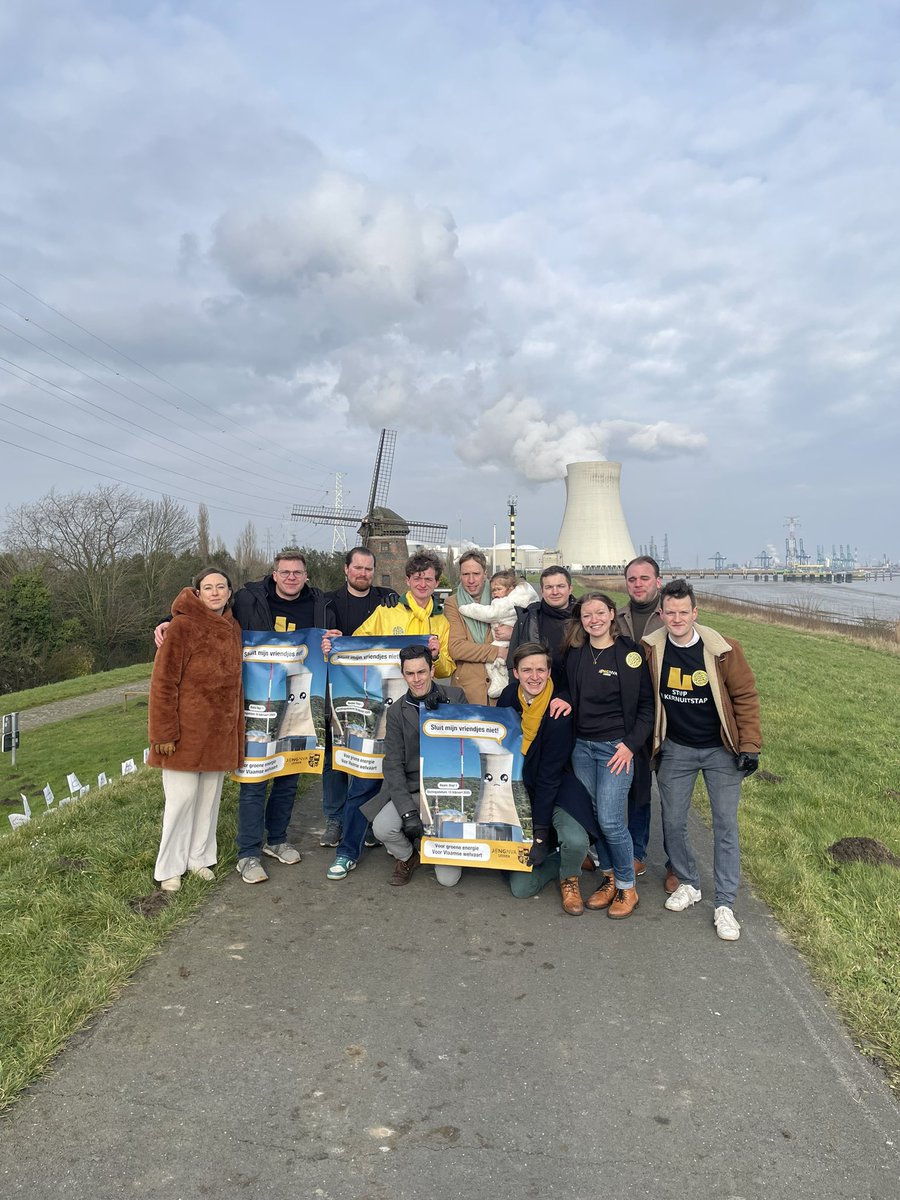 Met <a href="/Jongnva/">Jong N-VA</a> aanwezig op de betoging van Stand Up For Nuclear. Het is doodzonde dat Doel 1 vandaag door verkeerde keuzes uit het verleden wordt stilgelegd. Maar er is hoop. #Arizona kiest met een duidelijk regeerakkoord resoluut voor betrouwbare, goedkope en groene kernenergie.✌️