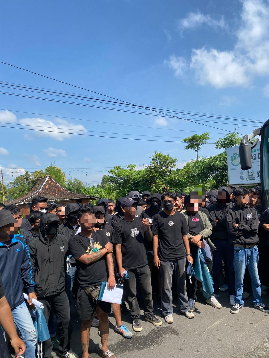 gangsinga1976's tweet photo. Kami bukan hanya sekadar suporter, kami adalah bagian dari jiwa dan semangat tim ini. Dalam setiap langkah, dalam setiap perjuangan, kami ada di belakang kalian. Suara kami tak akan redup, dukungan kami tak akan luntur, dan harapan kami akan selalu menyala.

WIN FOR US 💚🦅 https://t.co/EtItLIj5D8