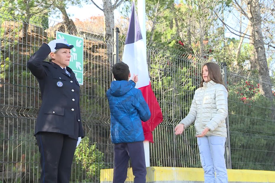 Saint-Raphaël (83) : le maire LR instaure un lever de drapeau et une Marseillaise dans les centres de loisirs
 fdesouche.com/2025/02/15/sai…