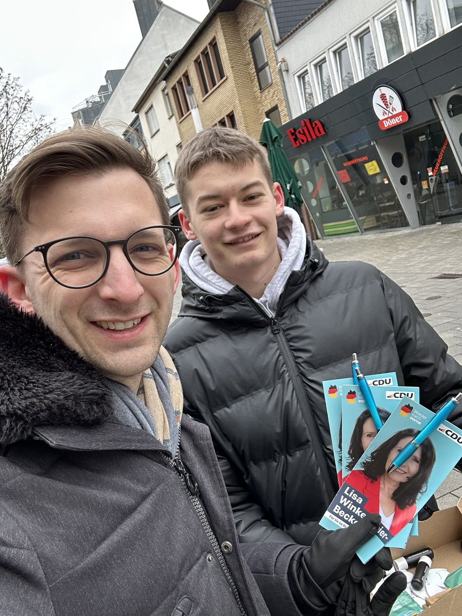 Jan Günther (@jan_guenther_) on Twitter photo Nach drei Stunden auf und ab in der Innenstadt von Troisdorf sind die Flyer wehend wir hatten gute Gespräche für <a href="/ElisabethWinke4/">Elisabeth Winkelmeier-Becker</a> und <a href="/CDU/">CDU Deutschlands</a> Nach drei Stunden auf und ab in der Innenstadt von Troisdorf sind die Flyer wehend wir hatten gute Gespräche für <a href="/ElisabethWinke4/">Elisabeth Winkelmeier-Becker</a> und <a href="/CDU/">CDU Deutschlands</a>