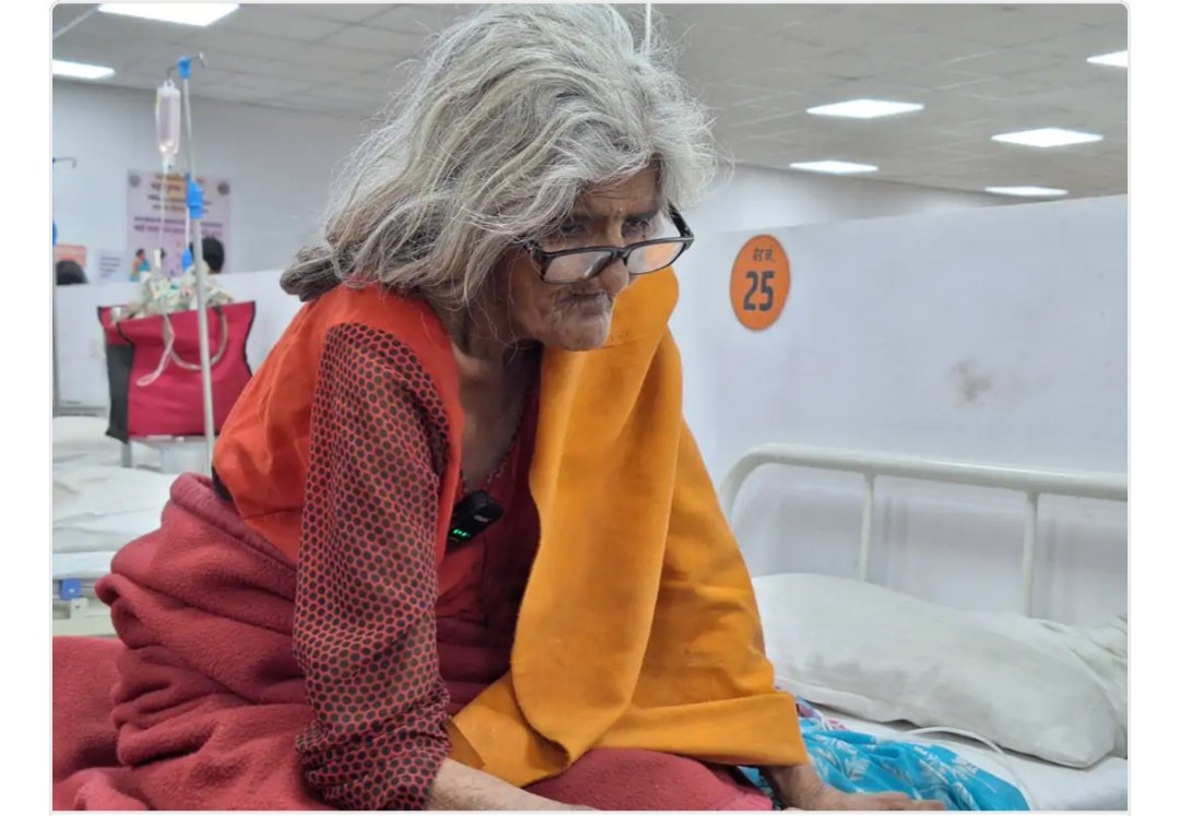 ये जो तस्वीर है ये है रेखा द्विवेदी उम्र है 80 वर्ष
इनके 4 बेटे है, इन्होने अपने बेटों को पढ़ाया लिखाया और बेटे काबिल भी बने।
एक बेटा वकील है, एक लेक्चरर, दो बेटे प्राइवेट कंपनी में अधिकारी है लेकिन बुढ़ापे में माँ का साथ छोङ दिया।
अपनी माँ को कुम्भ मेले में अकेला छोड़ कर चले गए