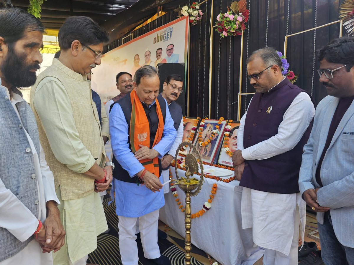 ArunSinghbjp's tweet photo. आज झांसी जिले में केन्द्रीय बजट 2025 के उपलक्ष्य में संगोष्ठी।

आज देश के हर वर्ग में #UnionBudget2025 को लेकर उत्साह है। किसान, गरीब, मध्यम वर्ग, युवा-उद्यमी सभी आदरणीय प्रधानमंत्री श्री @narendramodi जी का अभिनंदन कर रहे हैं। इस बजट में गरीबों के लिए अधिक आवास और स्वच्छ जल की व्यवस्था, किसान क्रेडिट कार्ड की सीमा ₹5 लाख, प्रधानमंत्री धन-धान्य योजना की शुरुआत, मध्यम वर्ग के लिए ₹12 लाख तक की आय पर कर मुक्त छूट, और व्यापार व उद्योग को नई गति देने जैसे प्रावधान शामिल हैं।
अतः यह बजट भारत की जन आकांक्षाओं की पूर्ति करने के साथ, हमें #विकसित_भारत के लक्ष्य की ओर तेजी से आगे लेकर जाने वाला बजट है।
@BJP4India @BJP4UP