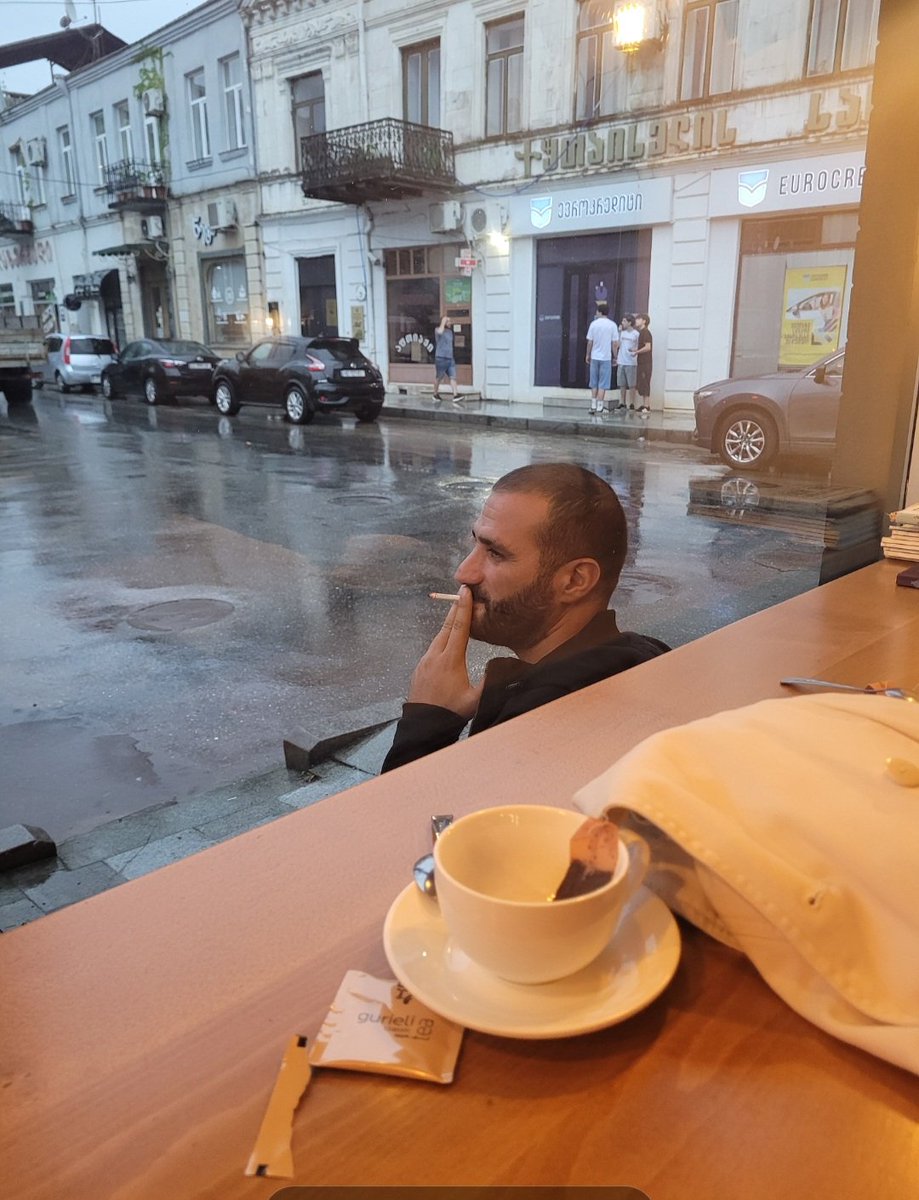 seydasutluoglu's tweet photo. Genelde kumar oynar sigara içer ama iyi biri https://t.co/D46AcHqOZa