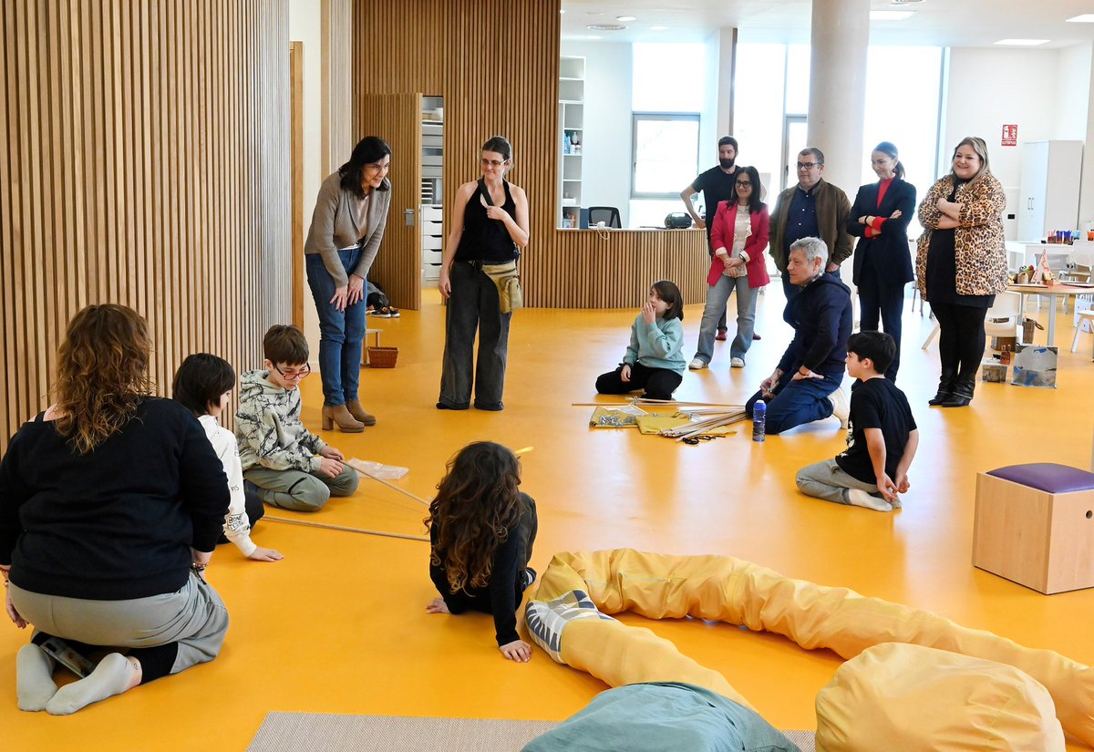 Celebrando con los más pequeños y sus familias el nuevo espacio de juego de la ludoteca del centro cívico Juan de #Santander en Cueto
Un nuevo servicio de talleres gratuitos para que los niños y adolescentes puedan disfrutar de variadas actividades con sus padres o cuidadores