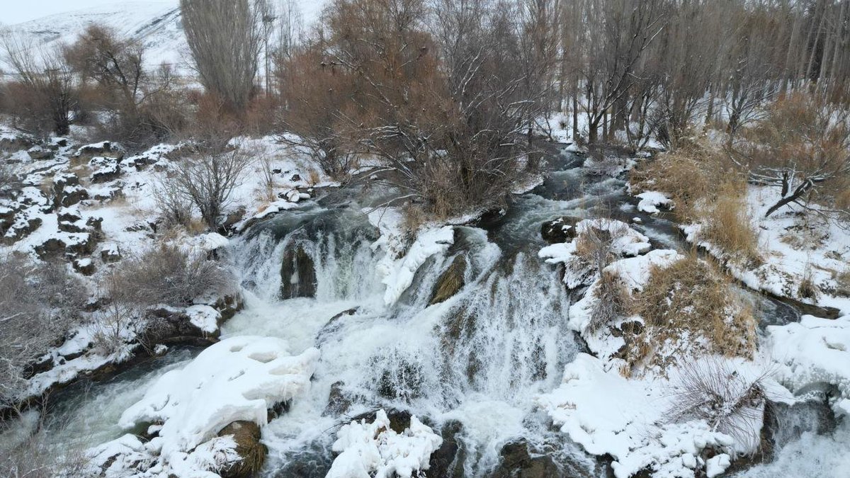 🔴Van'da etkili olan yağışların ardından Muradiye Şelalesi'nin çevresi karla kaplandı