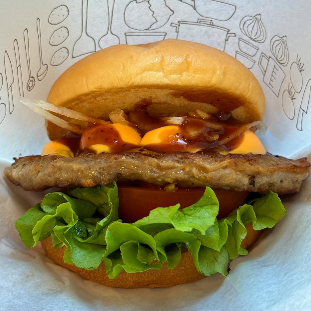 モスバーガー

 #モスバーガー
福岡で散歩中に良い匂いがするなぁと思ったら目の前がモスバーガーで即入店。このチーズバーガーが美味すぎた！¥690でも安いと思うくらい美味かった！海外でこのクオリティを食べようと思ったら余裕で倍以上の価格だと思う。