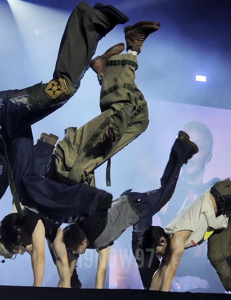 온갖 남자냄새 다풍기면서
발목은….