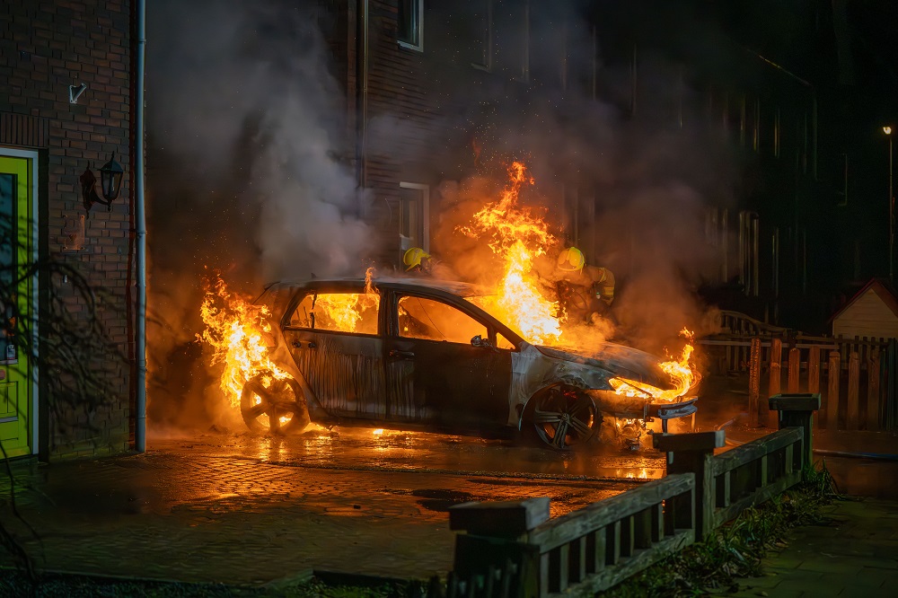 Auto in brand voor woning na bedreiging