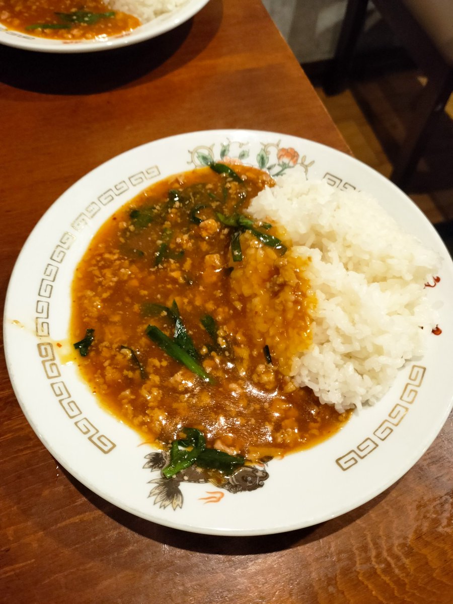 Recomen_neko's tweet photo. 【お店紹介 その35】
娘々 浦和仲町店
スタミナラーメン+半スタカレー

埼玉県各地に店舗を構える娘々(ﾆｬﾝﾆｬﾝ)、全国的な人気店です！

ニラと挽き肉のピリ辛餡をご飯にかけるスタカレーが美味い！
餡を醤油ラーメンに乗せたスタミナラーメンはシンプルな構成ながらも辛味と旨味が病みつきです🫠 https://t.co/d4UmtsQnpN