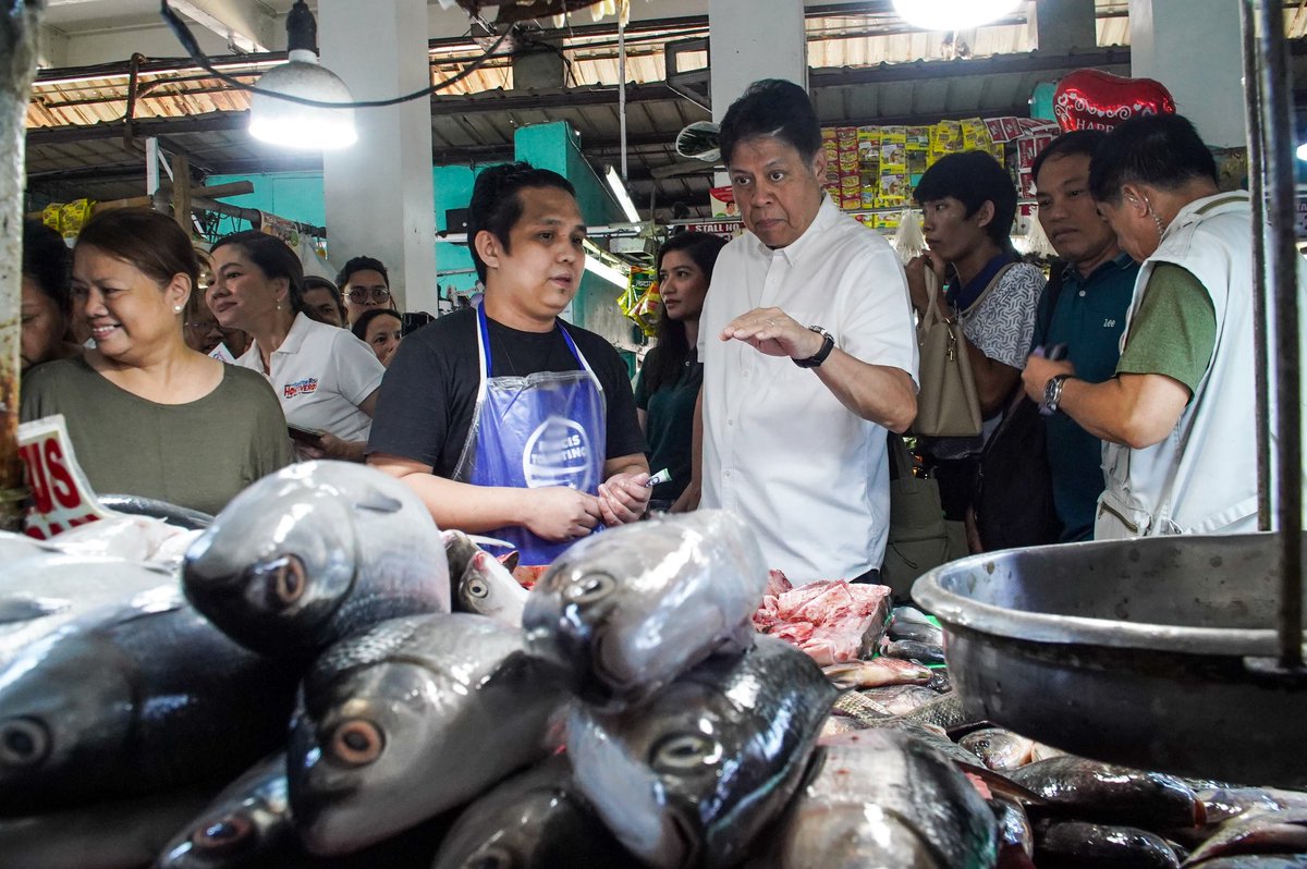 kikopangilinan's tweet photo. Maraming salamat sa mga masisipag na tindero’t tindera ng Muñoz Market sa inyong mainit na pagtanggap at pakikilahok sa aming pagbisita ni Senator Risa Hontiveros! 💚🙏

Salamat din sa Barangay Veterans Village, kay Kapitana Joy Landingin at Council, SK Chair Diego Castañeda at Council, at kay Coun. TJ Calalay ng QC District 1 sa inyong suporta at pagsama sa amin.

Ramdam ng bawat mamimili at negosyante ang taas ng presyo ng bilihin—at hindi natin ito pwedeng ipagwalang-bahala. Patuloy nating isusulong ang mga konkretong solusyon para sa mas mababang presyo ng pagkain at bilihin para sa bawat Pilipino! ✊💚

#TapatAtTotoo
#KikoSaSenado2025 
#51PangilinanKiko
