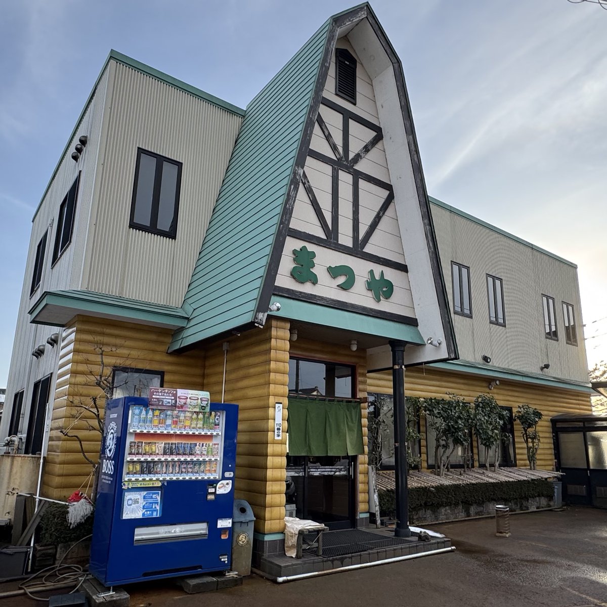 ajishio55's tweet photo. 🍜もやし中華 at まつや食堂

かなり久々のまつや食堂。約12年ぶりだけど相変わらずの佇まいと雰囲気が良い。燕の背脂中華を語る上で外せない名店。今回は人気メニューのもやし中華。ライトなスープと多加水麺が特徴で、福来亭系とは異なる魅力に溢れた一杯。 #毎日がラーメン https://t.co/LfIb6iGDFt https://t.co/xPFDGR1cP0