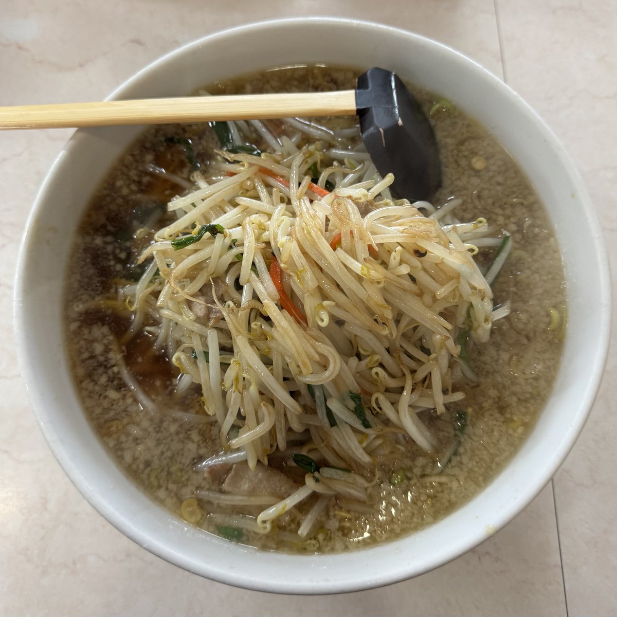 ajishio55's tweet photo. 🍜もやし中華 at まつや食堂

かなり久々のまつや食堂。約12年ぶりだけど相変わらずの佇まいと雰囲気が良い。燕の背脂中華を語る上で外せない名店。今回は人気メニューのもやし中華。ライトなスープと多加水麺が特徴で、福来亭系とは異なる魅力に溢れた一杯。 #毎日がラーメン https://t.co/LfIb6iGDFt https://t.co/xPFDGR1cP0
