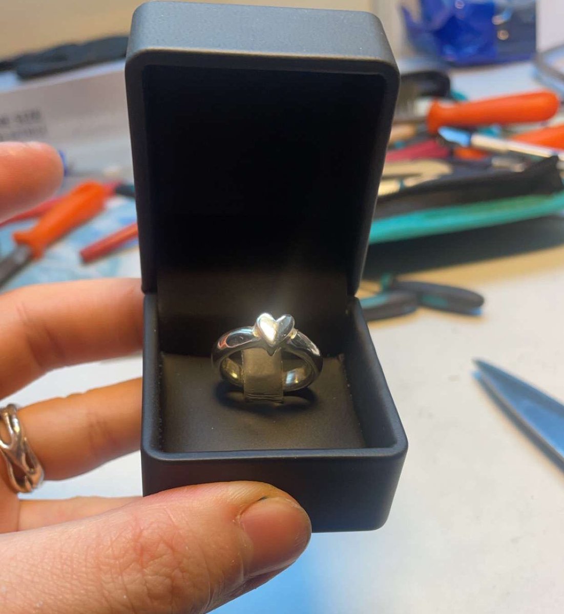 zazalovesyouuu's tweet image. ça fait 6 mois que mon mec fait une formation de joaillerie pour me fabriquer une bague en argent dans son petit atelier secret 🥹🥹🥹🥹🥹 elle est magnifique les larmes scoulent 🥹