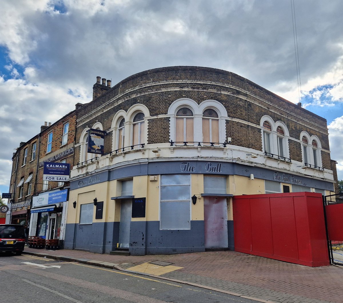 VinnieSull1van's tweet photo. Pubs that lived in packs are now destined to become lone wolves within a winter that few will survive.

#RIP 'The Bull Tavern'. 
14 Vincent Rd, #Woolich #London, #SE18 ⚰️ @Britains___Pubs https://t.co/1u5h1fdWsz
