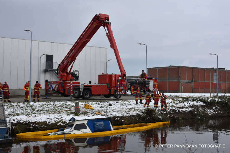 Pleziervaartuig zinkt aan de Molenstreek in Veendam