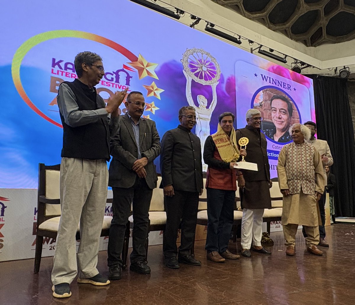 HarperCollinsIN's tweet photo. A moment of immense pride as three of our books have won the @kalingalitfest Book Awards 2025 across multiple categories!
Congratulations to the authors on this incredible achievement.
Fiction: #TheEnclave by #RohitManchanda
Poetry: Iโll Have It Here by #JeetThayil
Translation: #TenDaysOfTheStrike by #SandipanChattopadhyay, tr. @arunava
#READWithHarperCollins #KalingaLiteraryFestivalBookAwards2025
