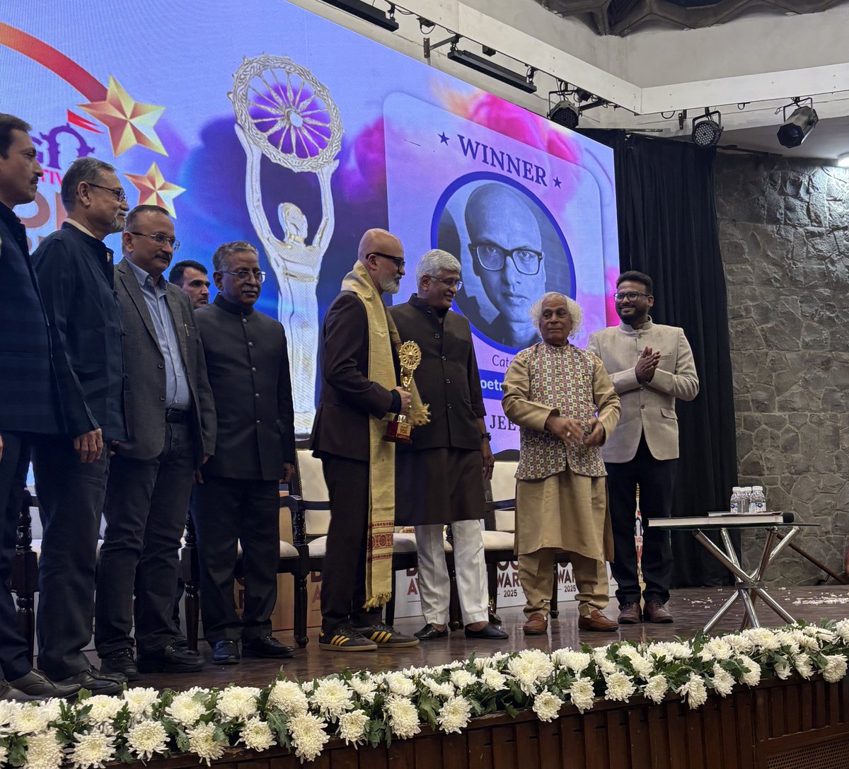 HarperCollinsIN's tweet photo. A moment of immense pride as three of our books have won the @kalingalitfest Book Awards 2025 across multiple categories!
Congratulations to the authors on this incredible achievement.
Fiction: #TheEnclave by #RohitManchanda
Poetry: Iโll Have It Here by #JeetThayil
Translation: #TenDaysOfTheStrike by #SandipanChattopadhyay, tr. @arunava
#READWithHarperCollins #KalingaLiteraryFestivalBookAwards2025