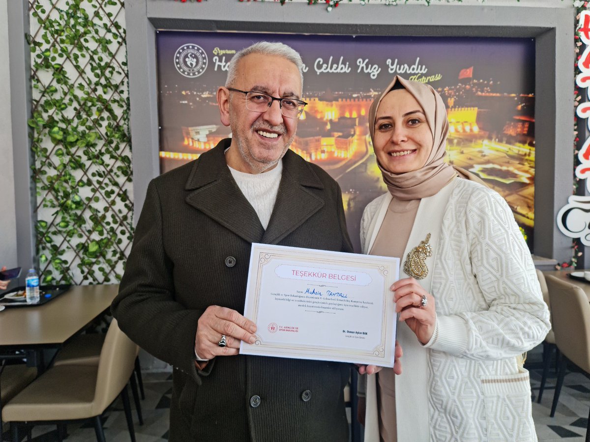 #KYGMKısKampları 
❄️KYGM 9. Kış Kampımızda verdiği başarılı kantin ve Yemekhane hizmetiyle alkış alan işletmeci firmaya İl Müdürümüz Levent Çakmur ile Hattat Hasan Çelebi Yurt Müdürümüz Emel Taşova Turan, Bakanlığımızın gönderdiği teşekkür belgesini takdim etti. ❄️