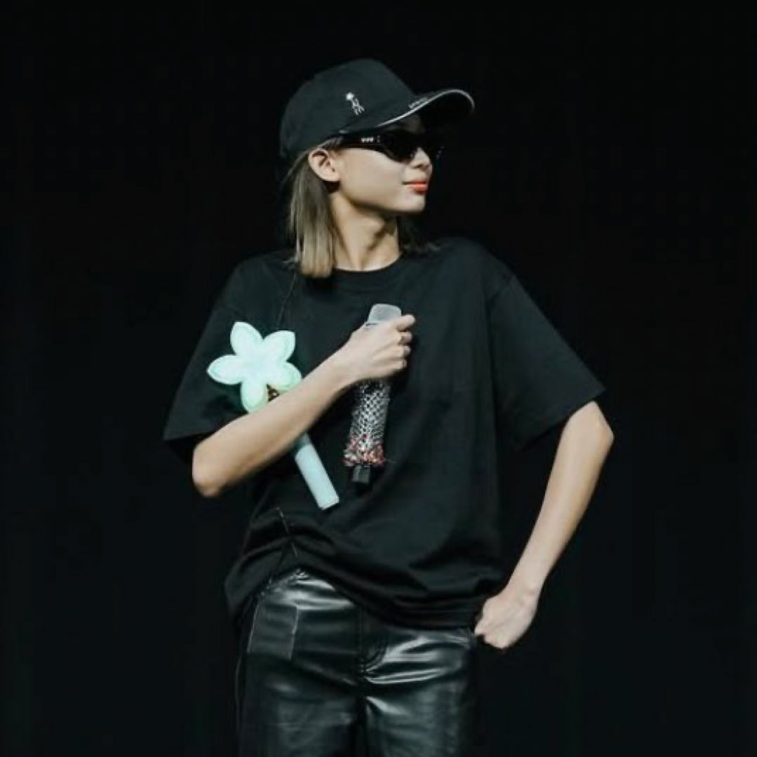 jhoannafile's tweet photo. Hayop kayo yung buhok ni gwen😩

BINI SA PHILIPPINE ARENA 
#BINI #BINIverseWorldTour2025PH 
#BINIWT2025 @BINI_ph https://t.co/CjCNVLJWb0