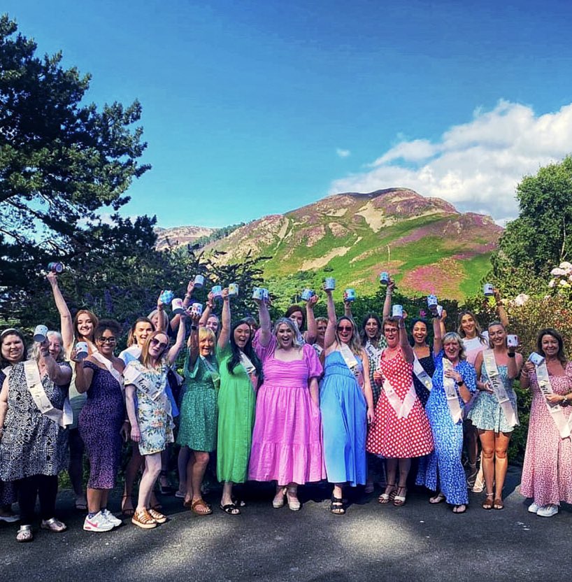 Cheers to a crafty Saturday! 

Oh and talk about crafting with a view…how stunning is this? 😍 

craftsandgiggles.com

#hendo