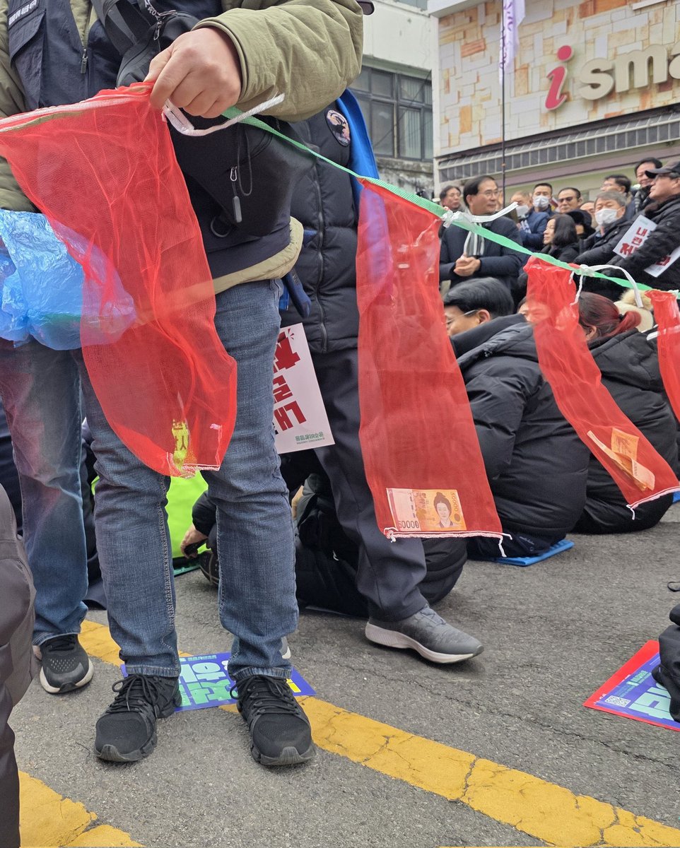 광주 탄핵 찬성 집회 사진

집회에 짜치게 모금함이 있는데 심지어 양파망
ㅋㅋㅋㅋㅋㅋㅋㅋㅋㅋㅋㅋㅋㅋㅋㅋㅋㅋㅋㅋㅋㅋㅋㅋㅋㅋㅋㅋㅋㅋㅋㅋㅋㅋㅋㅋㅋㅋㅋㅋㅋㅋ

자유민주주의 우파 용사님들 비웃어 줍시다

리트윗!!!