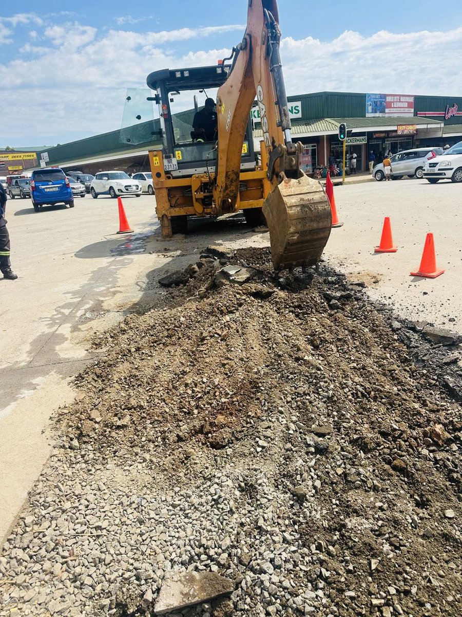 Our_DA's tweet image. 🚧💙 Under DA leadership, uMngeni Municipality is delivering real results! The municipality is ensuring roads are repaired, potholes fixed, stormwater drains unclogged &amp;amp; kerbs cleared. Service delivery that puts residents first! #MakingProgressTogether
#DAgetsThingsDone