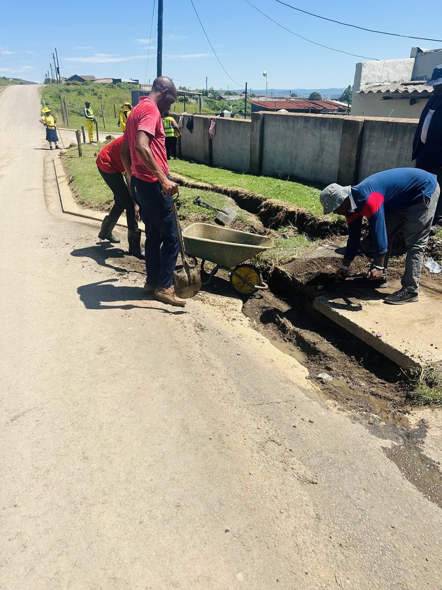 Our_DA's tweet image. 🚧💙 Under DA leadership, uMngeni Municipality is delivering real results! The municipality is ensuring roads are repaired, potholes fixed, stormwater drains unclogged &amp;amp; kerbs cleared. Service delivery that puts residents first! #MakingProgressTogether
#DAgetsThingsDone