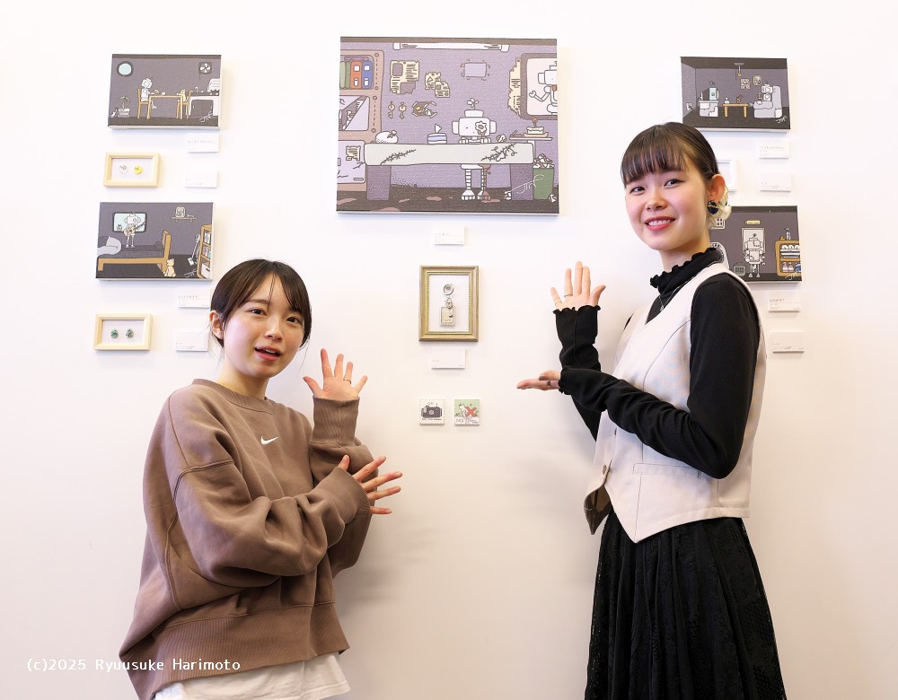 ryutan1220's tweet photo. ハンドメイド作家 藍(らん)さんとのJiN(@ROBOP_JiN
  )コラボ展『Re: A Day』at https://t.co/lZMQ0Lwjlq 最後にお2人でお写真を撮らせていただきました。JiNさんの絵画と藍さんのアクセサリーが本当にぴったりなコラボ展でした。#JiN #藍 https://t.co/HCZLJTStb8