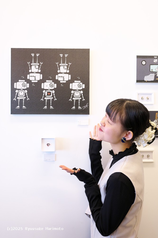 ryutan1220's tweet photo. ハンドメイド作家 藍(らん)さんとのJiN(@ROBOP_JiN
  )コラボ展『Re: A Day』at https://t.co/lZMQ0Lwjlq 最後にお2人でお写真を撮らせていただきました。JiNさんの絵画と藍さんのアクセサリーが本当にぴったりなコラボ展でした。#JiN #藍 https://t.co/HCZLJTStb8