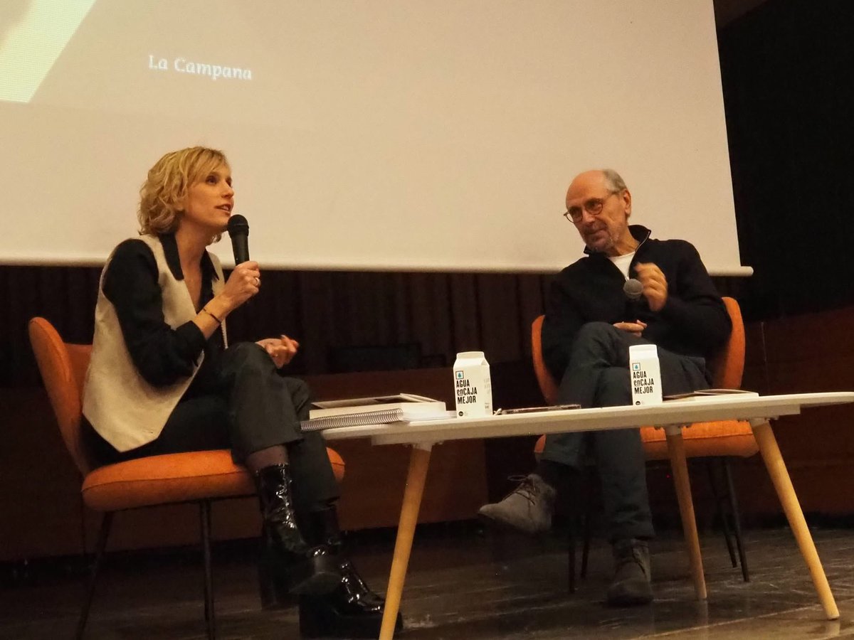 MagdaGregori's tweet photo. Ahir al vespre vaig tenir el plaer d’acompanyar al @joanbisc en la presentació de la seva nova novel·la “Les falses veritats” (@penguinllibres) a Balaguer. Ens ho vam passar bé tot parlant d’una història farcida de misteris. https://t.co/awz8gDobXT