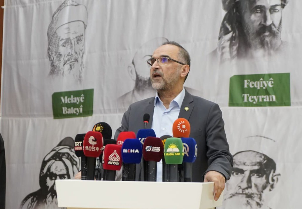 HudaParKurdi21's tweet photo. Alîkarê Serokê Me Yê Giştî Îshak Saglam, di “Komxebata Çareserîya Însanî Ji Bo Meseleya Kurd” de axavtina xwe ya vekirinê li dar xist.

“Ger ku meseleyek bi navê meseleya Kurd hêna jî di rojeva raya giştî de be, pirsgirêkek heye û divê ev pirsgirêk bê çareserkirin.”

#İnsaniÇözüm https://t.co/NfeM5Na6vm