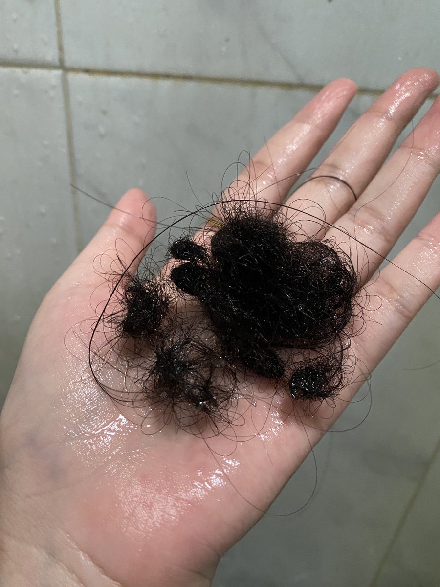 dikeyranjang's tweet photo. di usia yang udah di kepala dua ini kalo ga stres ya STRES BGT🥰

stress = rambut rontok... bikin kepala jadi botak, akhirnya aku cobain serum rambut baru, dan dari brand lokal😋💕 hasilnya? ajib bgt!

#awinareview https://t.co/JIOZhJ8Dso
